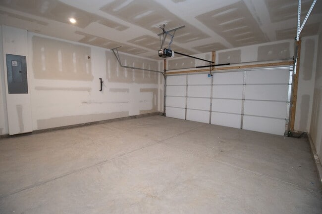 Building Photo - Spacious 4-Bedroom Home - Convenient to Fo...