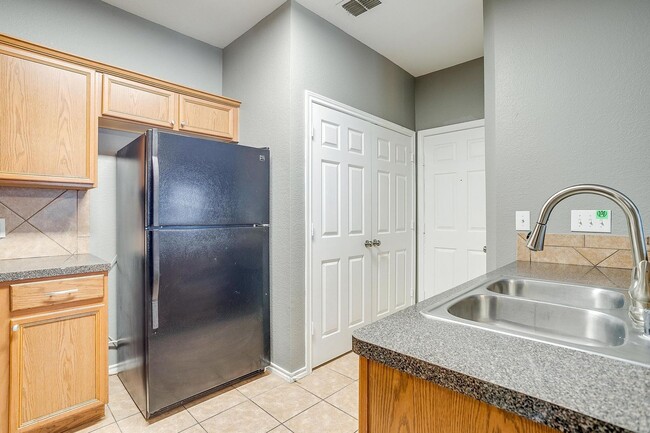 Building Photo - Walnut Street Duplex