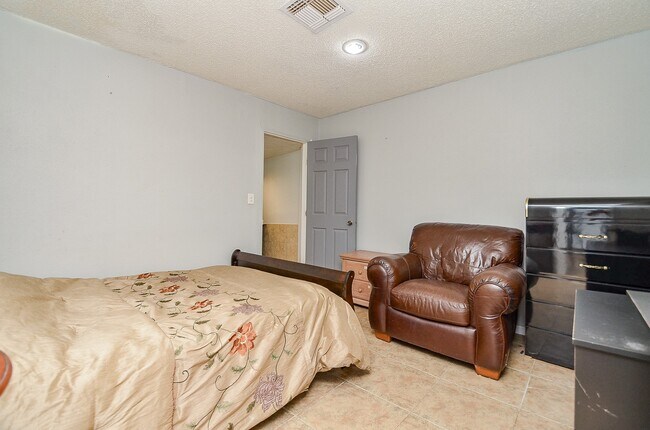 Building Photo - 13102 Richmond Ave.