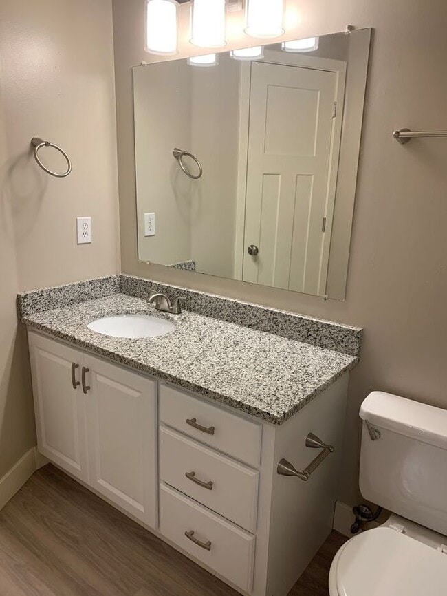 Building Photo - Spacious 2 Bed 1.5 Bath Townhome in Murray ! $500 Amazon Gift Card!