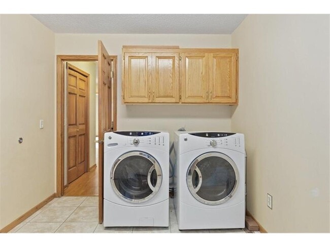 Building Photo - 7140 Willow View Cove