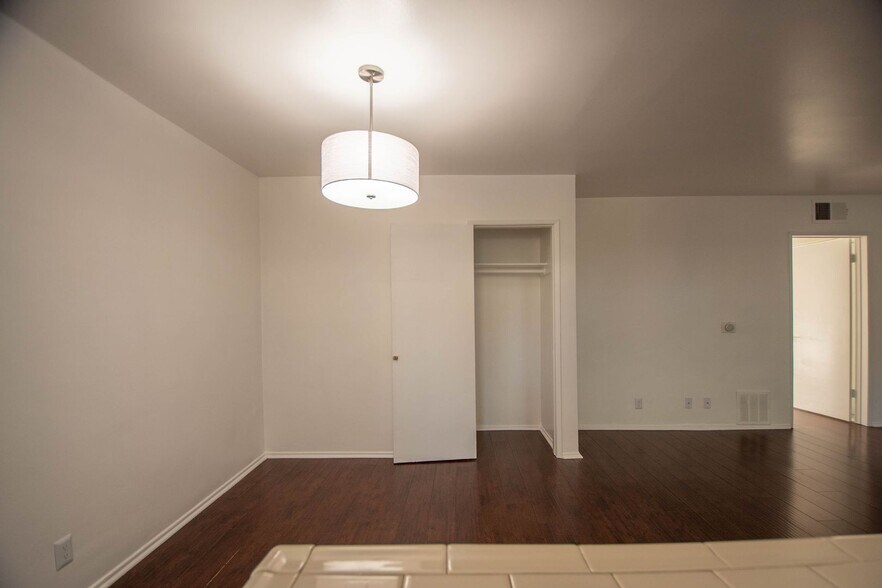 Building Photo - 14706 Dickens St