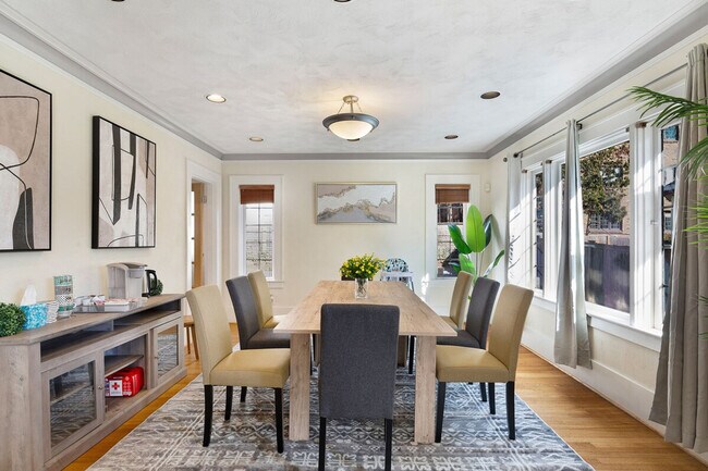 Building Photo - 1005 E Roy St