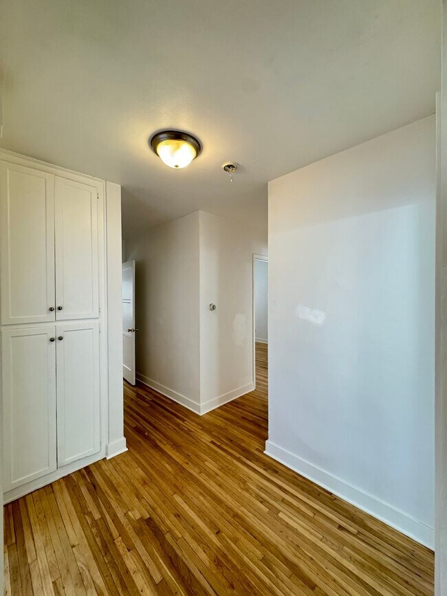 Building Photo - Quaint 3 bedroom Apt Home on 439-443 N. Spaulding Ave.