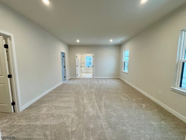 Building Photo - 61 Willow Ln