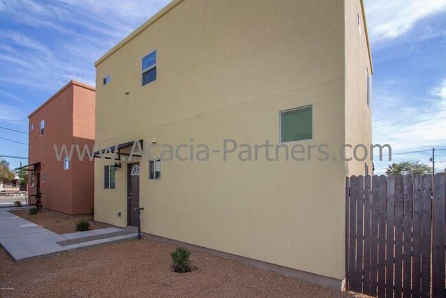 Building Photo - Newer Two Bedroom Town Homes