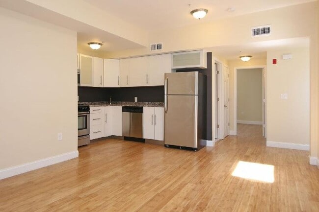 Building Photo - GORGEOUS 5 BED IN EAST BOSTON!!!