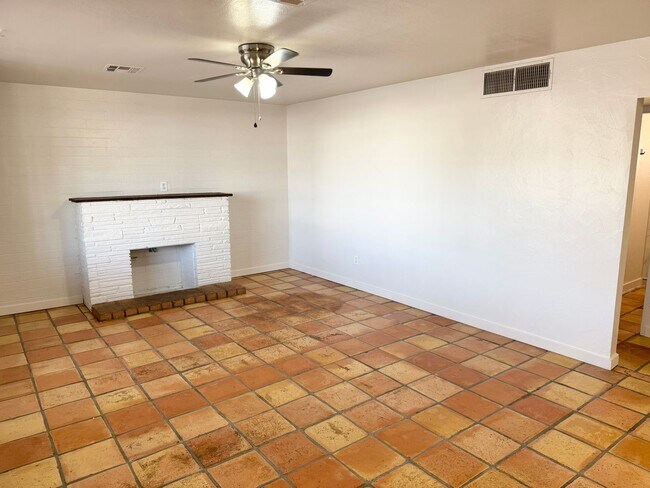 Building Photo - Fantastic 3 Bedroom/2 Bath Single Level Ho...