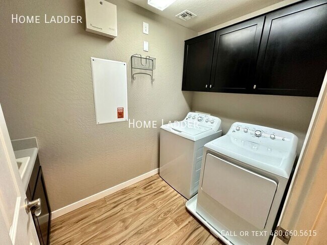 Building Photo - 33343 N Mildred Ln