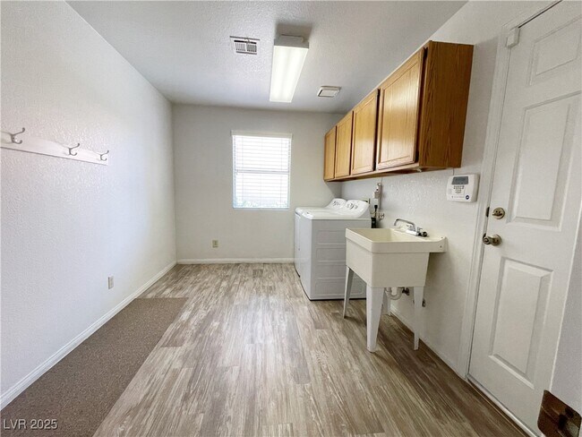 Building Photo - 420 Crater Ct