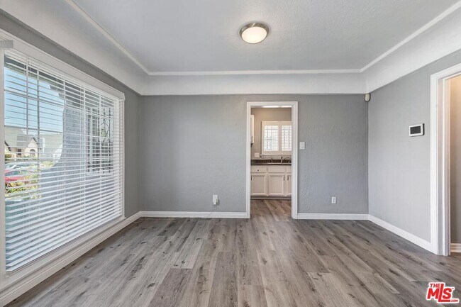 Building Photo - 1110 W 80th St