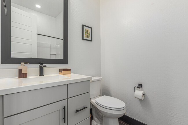Building Photo - Luxury at Vistal