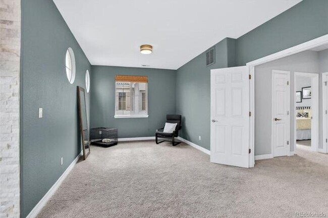 Building Photo - Renovated 2-bed 2.5 bath bright and open townhome located in the heart of Lone Tree!