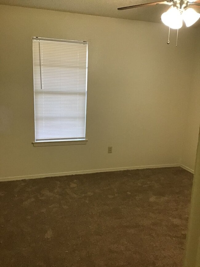 Building Photo - 2435 Elm Park Dr