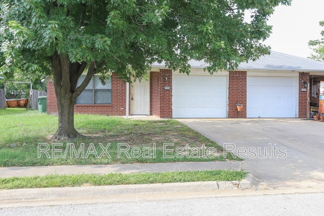 Building Photo - 2223 W Roselawn St
