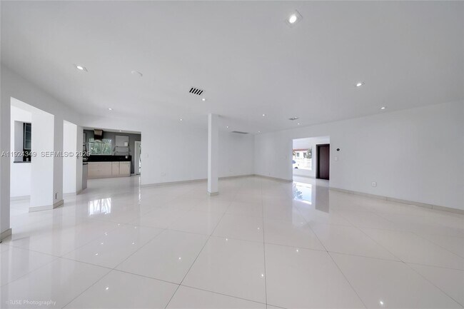 Building Photo - 850 N Venetian Dr