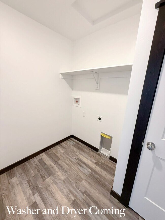Building Photo - Brand New Condo, Large Windows and Central...