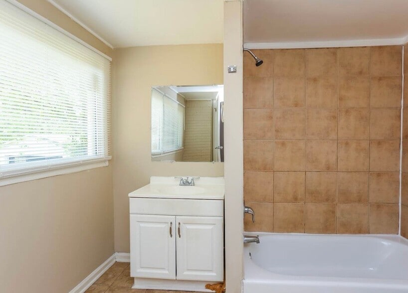 Building Photo - 2121 Cherry Ln