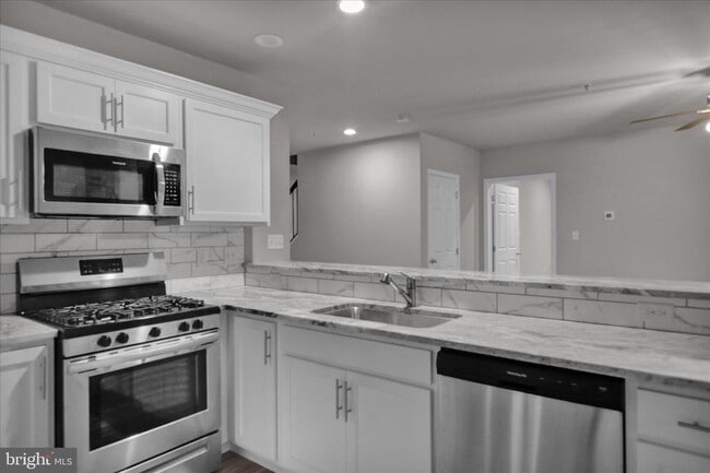 Building Photo - 523 Elm St