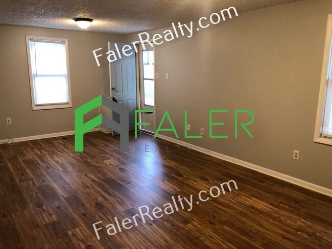 Building Photo - Huge Yard and Charming Home!