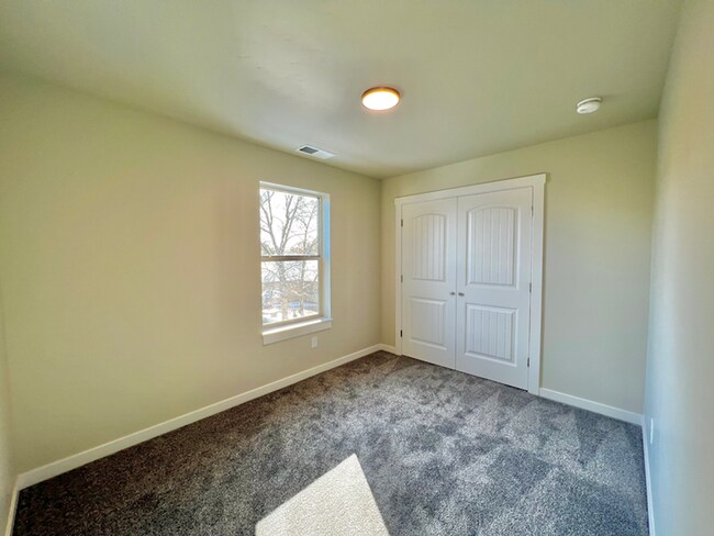 Building Photo - 5899 Castle Dr