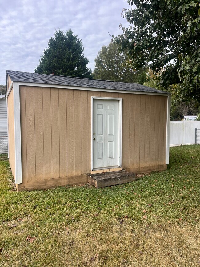 Building Photo - 2366 Old Field Rd