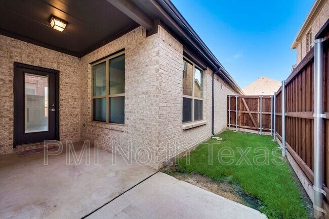 Building Photo - 2001 Almassera Dr