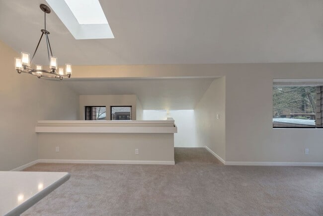 Building Photo - Great 1bed 1bath Location in Kirkland! Parking and W/S/G included in rent