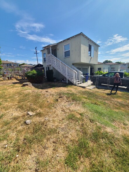 Building Photo - 6048 Bradford St