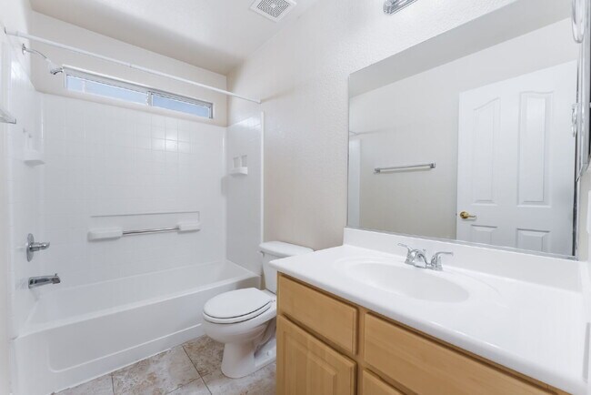 Building Photo - Gated Community Townhome 2 bedroom, 2 bathroom, 1 car garage