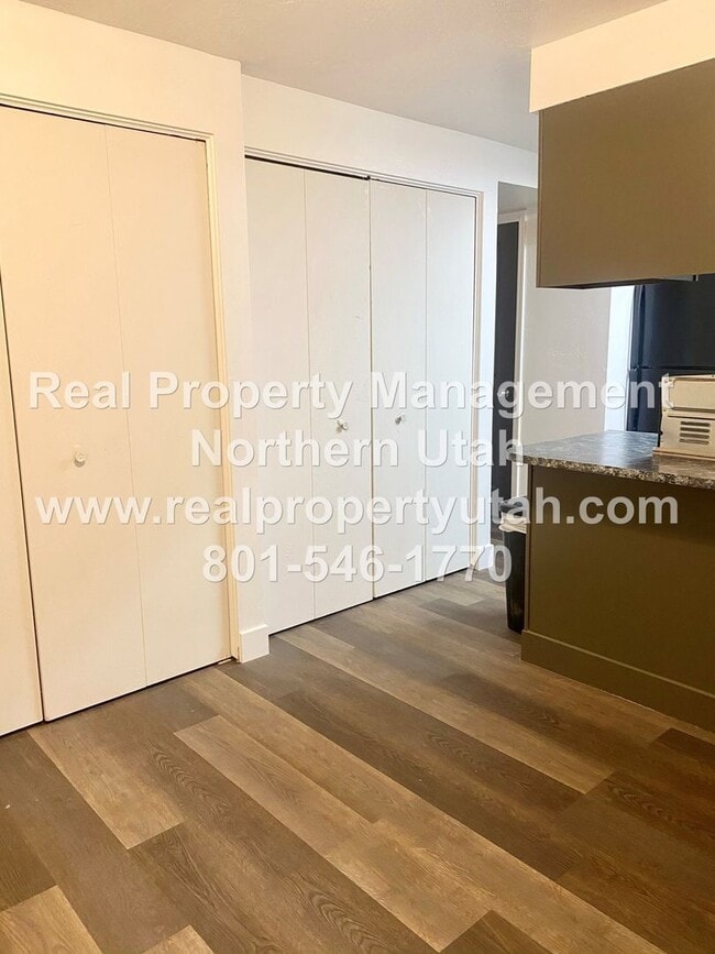 Building Photo - 3 Bedroom 1.5 Bath Townhome Available in Clearfield