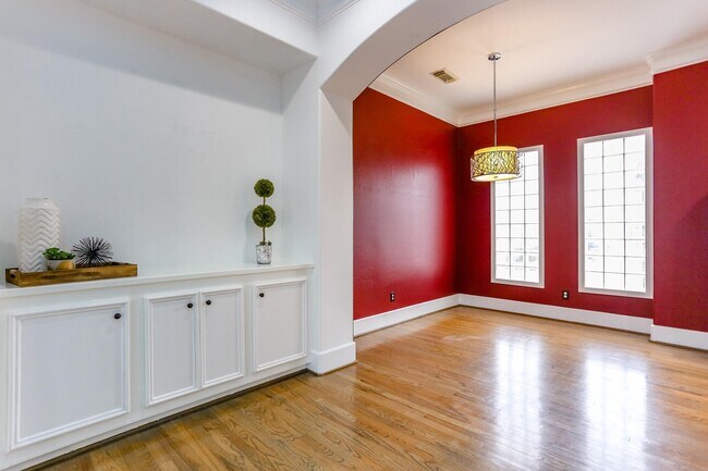 Building Photo - 306 Enid St