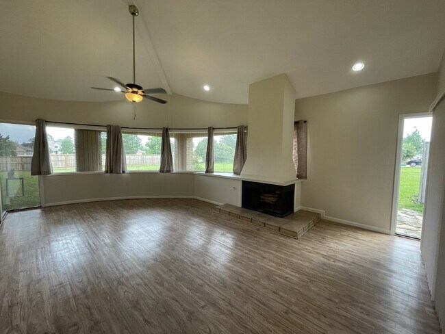 Building Photo - Live in the city of Panorama Village & enjoy all it has to offer: 27-hole golf course, 3 city par...