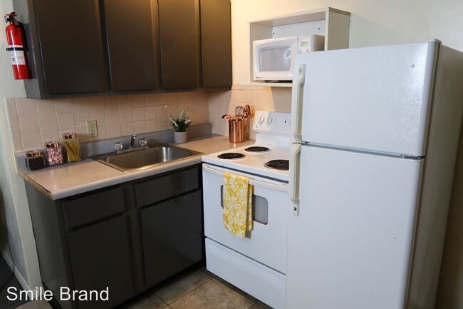 Building Photo - Studio, 1 bath Room For Rent - 510 E. Clark