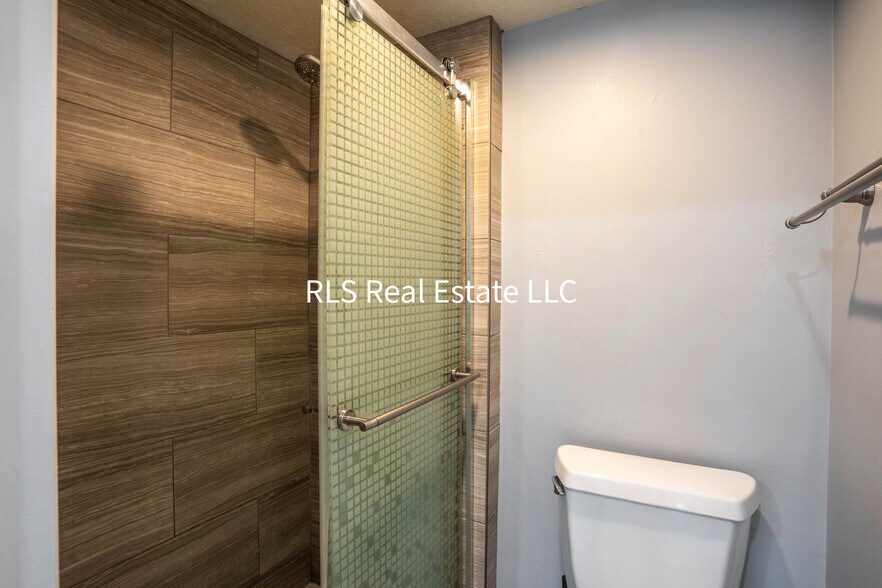 Building Photo - 1547 N Riverside Ave