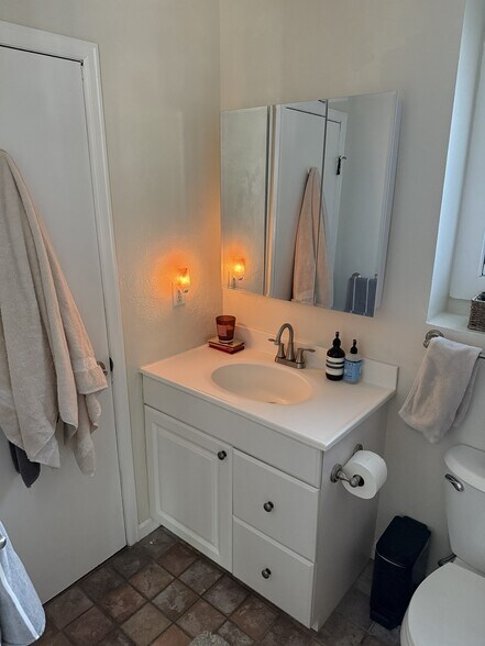 Bathroom - 1373 N Franklin St