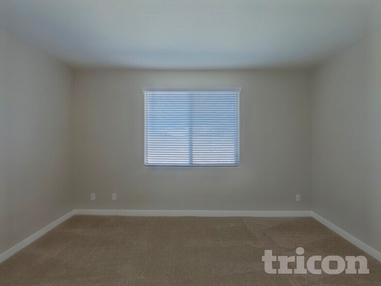 Building Photo - 2618 E Danbury Rd