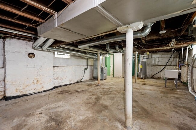 Building Photo - MOVE IN SPECIAL! $700 OFF 1ST MONTH'S RENT...