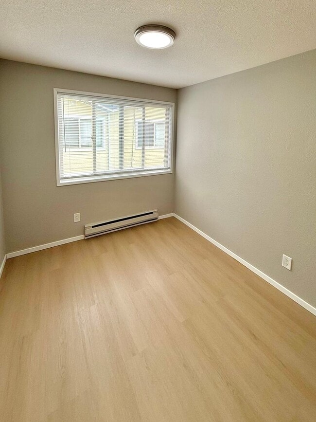 Building Photo - 4-Bedroom North Green Lake Townhouse-Style...