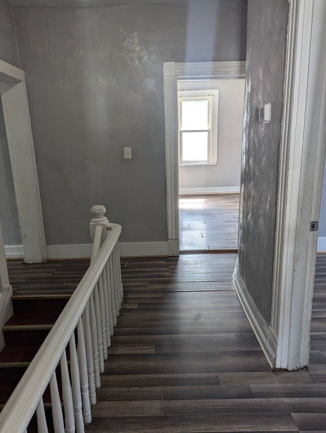 Building Photo - MOVE IN READY 4 Bedroom in the Heart of Portsmouth!