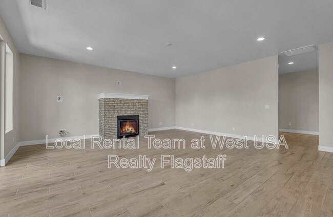 Building Photo - 781 N Forest View Dr
