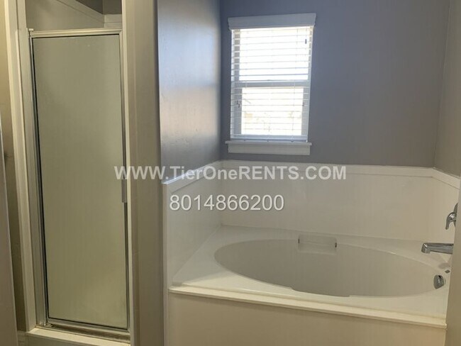 Building Photo - This property offers a NO DEPOSIT option available for qualified renters!