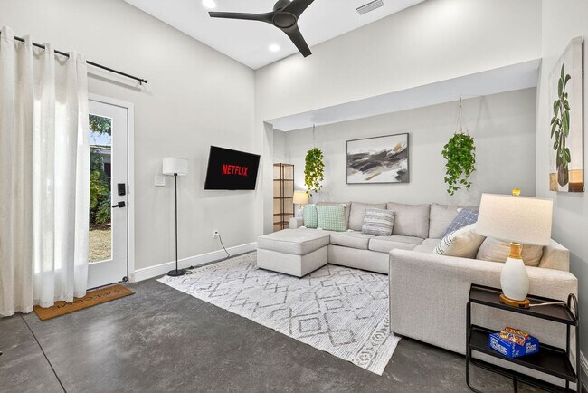 Building Photo - 319 Brentwood Dr