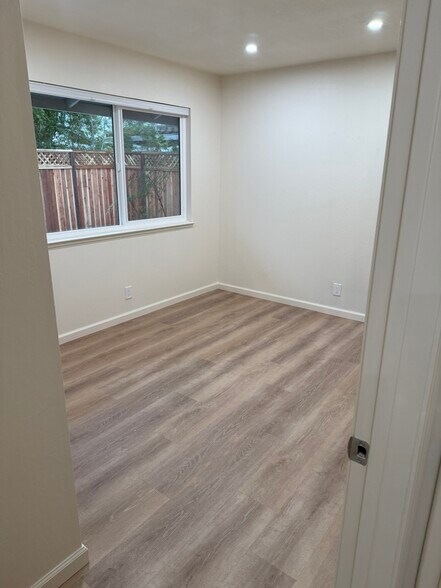 Building Photo - 1677 Canary Dr