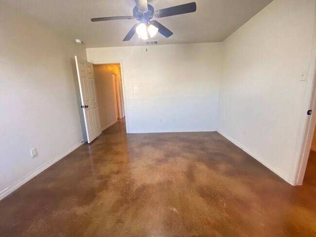 Building Photo - 504 Karey Dr