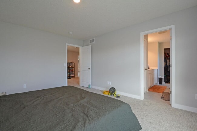 Building Photo - Beautiful 4-Bedroom Home with Modern Finishes & 2 Car Garage!