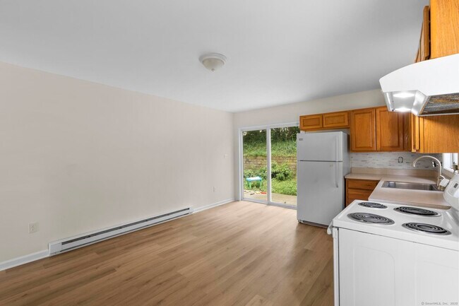 Building Photo - 100 Meriden Rd