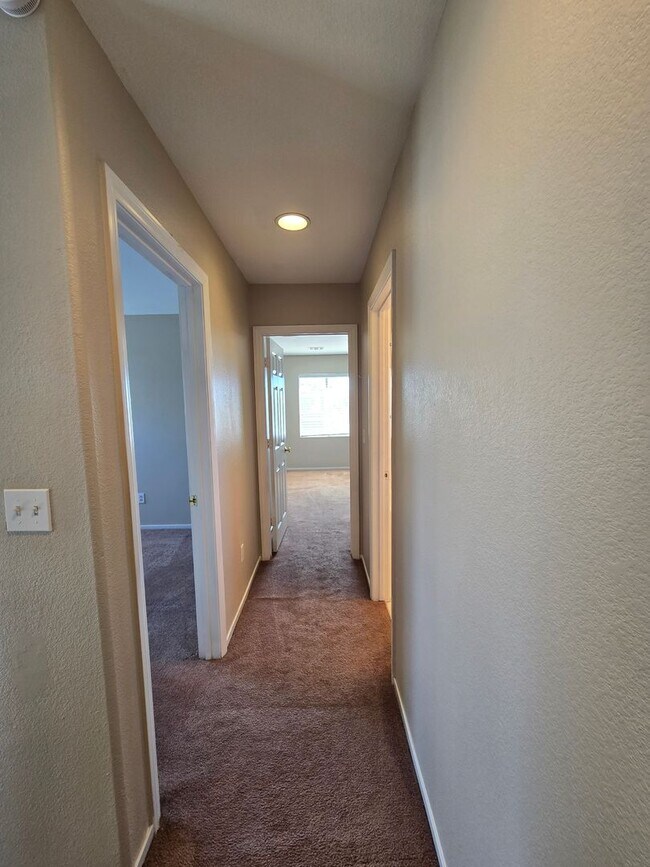 Building Photo - Terrific 3 bed + Loft 2 Car Need Space? Th...