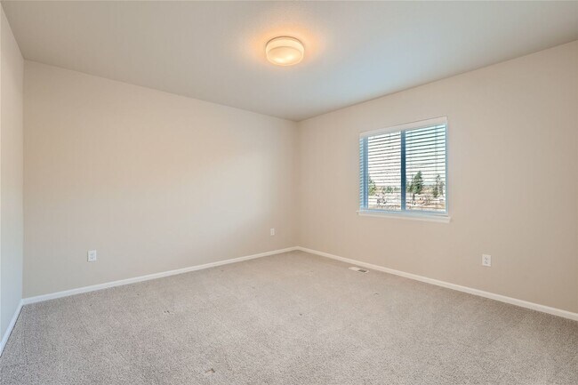 Building Photo - Stunning design and spacious floor plan nestled in the amazing Tahoma Ridge neighborhood.