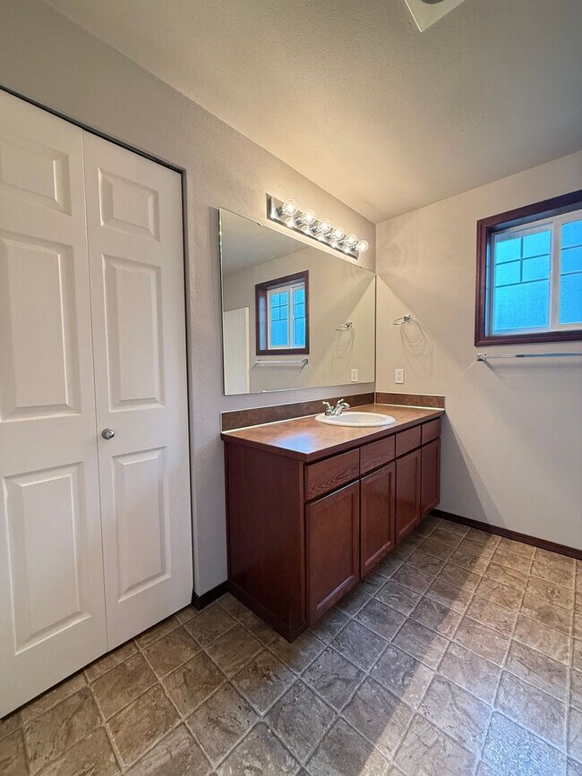 Building Photo - Modern 3BR/2.5BTH Home For Rent in Prime Marysville Location